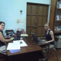 Ania Kuśmierczyk w trakcie pracy w Lome, z Agathe
